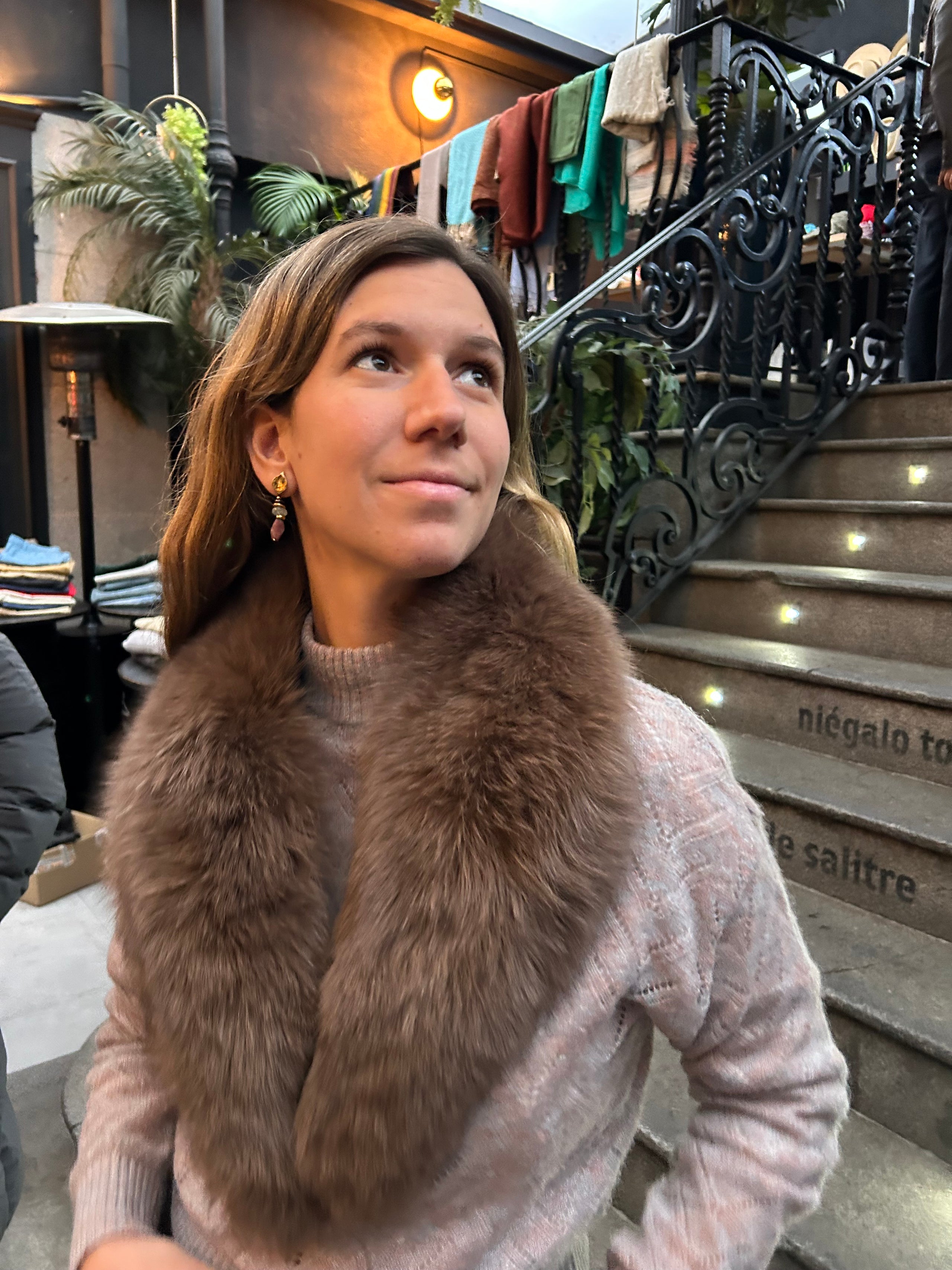 Cuello de zorro color topo