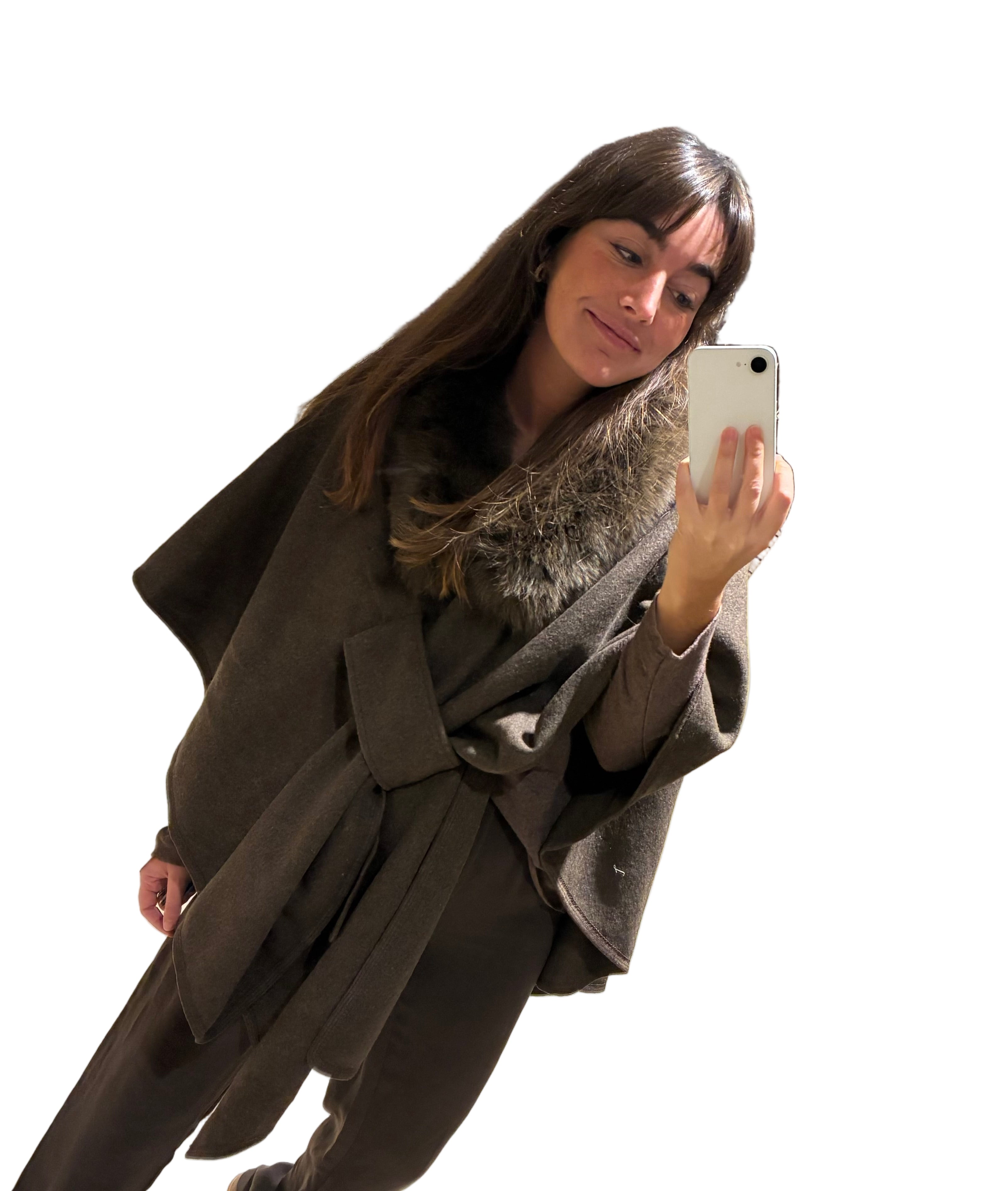 Capa de lana y cuello de zorro marrón