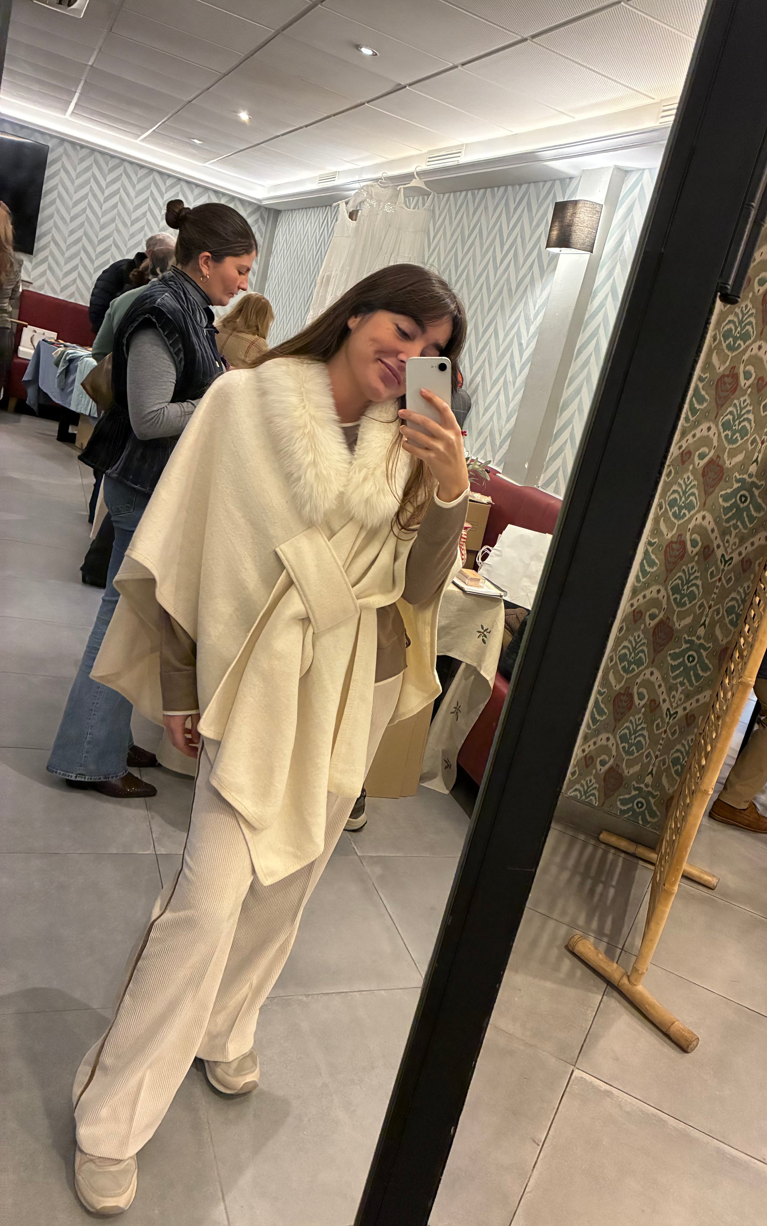 Capa de lana y cuello de zorro blanco roto