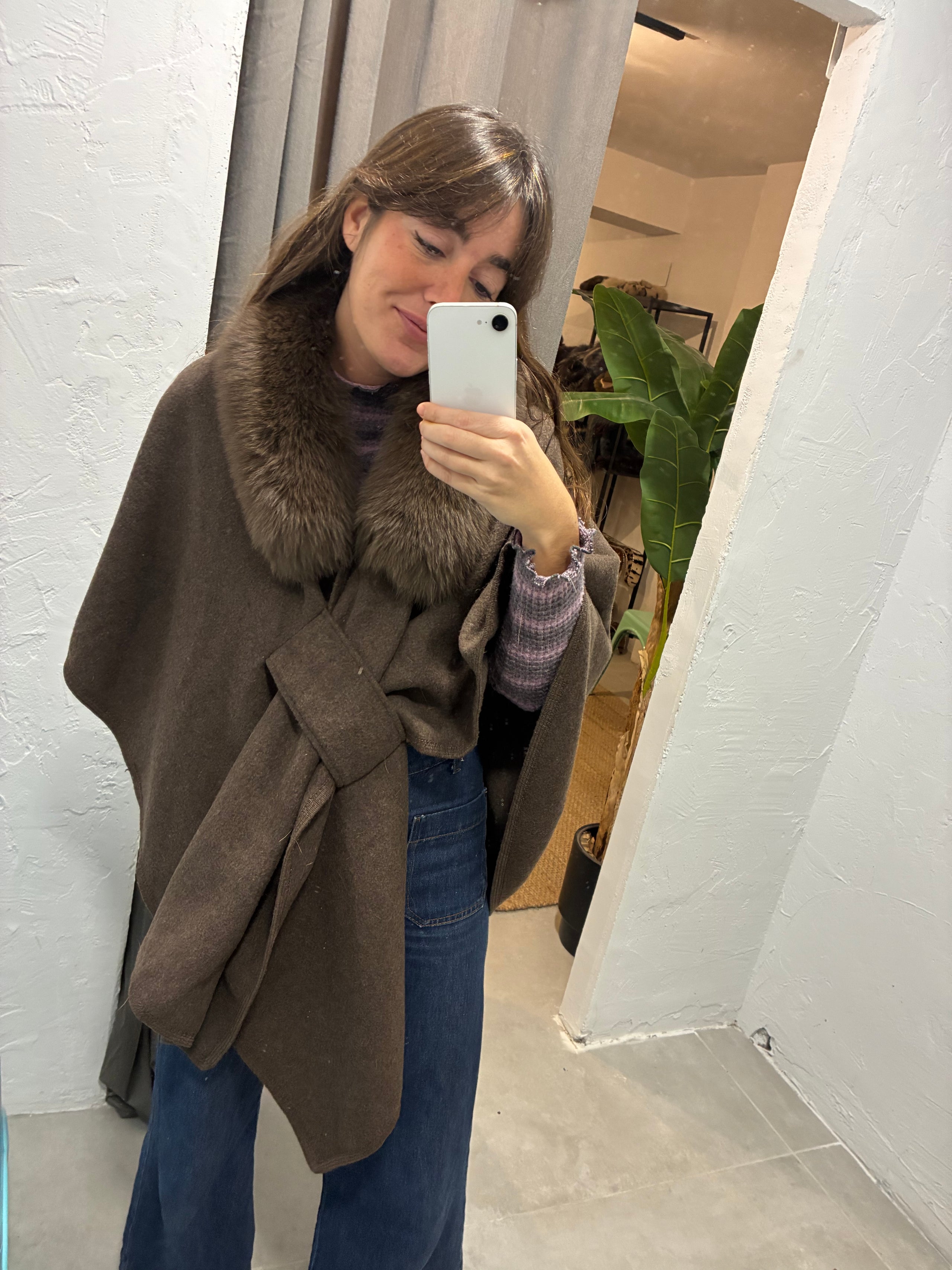 Capa de lana y cuello de zorro marrón