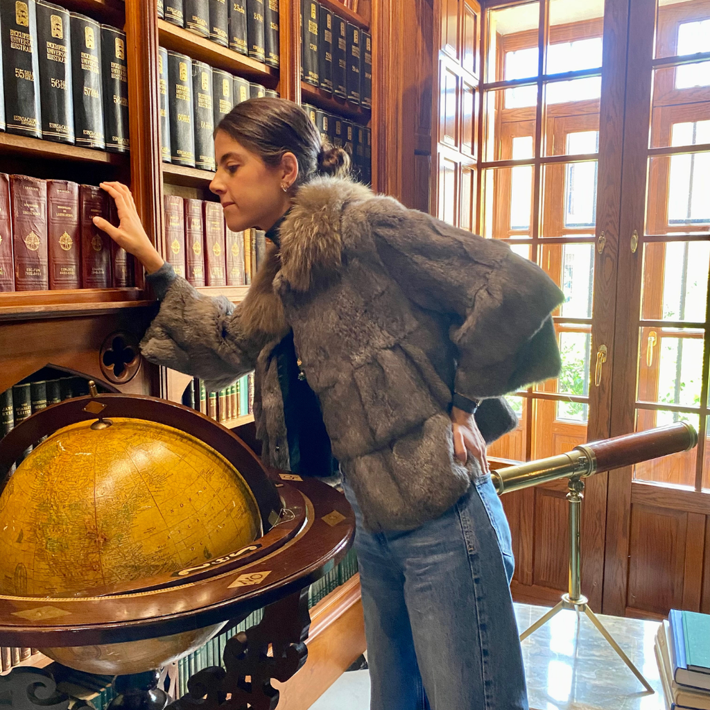 Chaqueta volantes gris