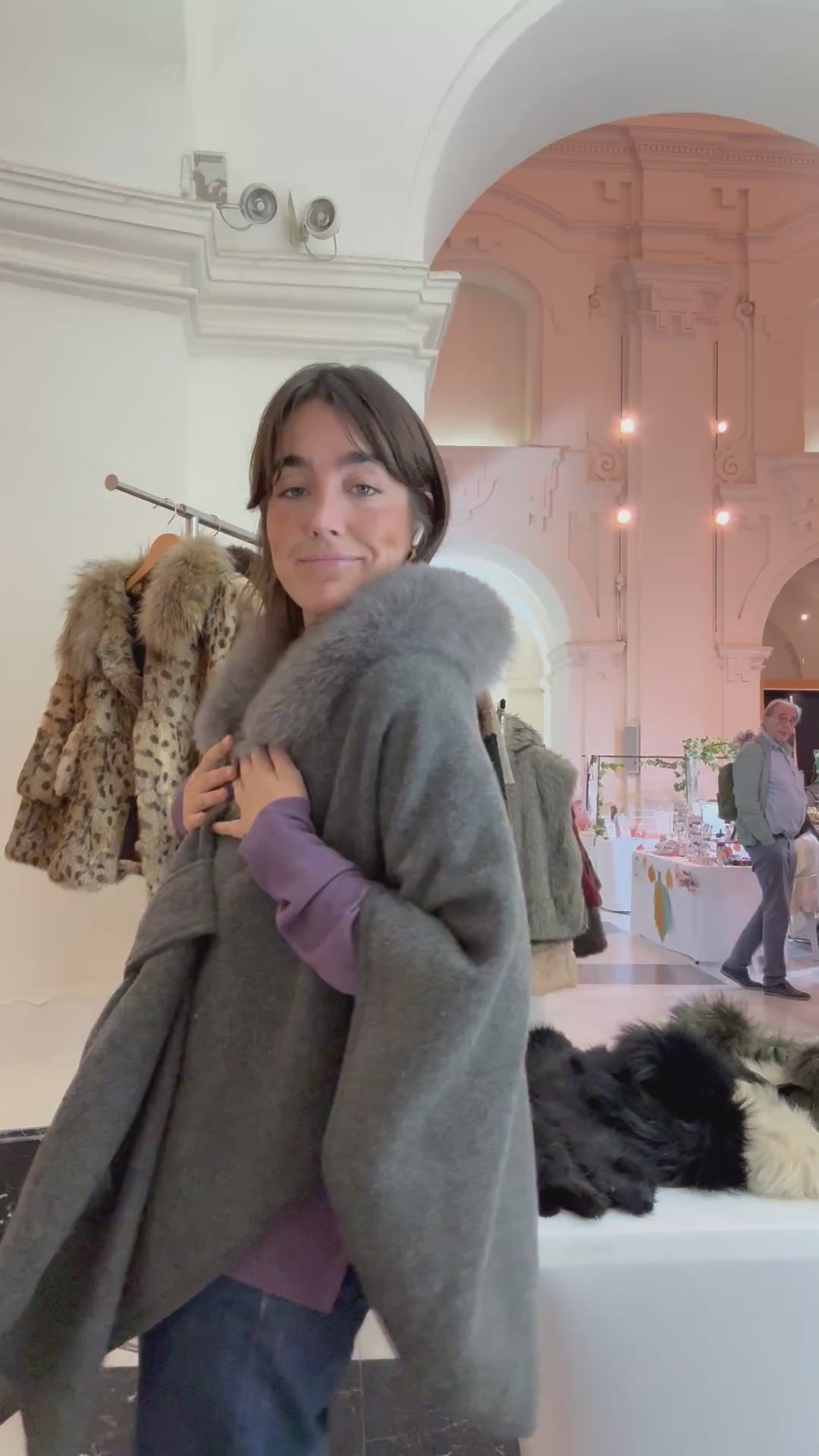 Capa de lana y cuello de zorro gris